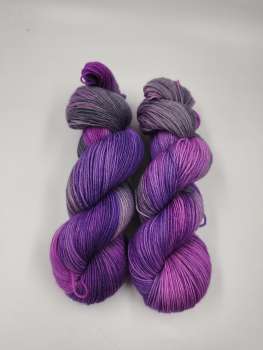 Der Klassiker 4 fach - Sockenwolle  -  LILAGRAUE BEERE