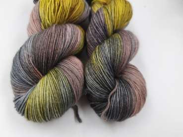 Preview: Der Klassiker 4 fach - Sockenwolle  -  GRAUBRAUNE OLIVE