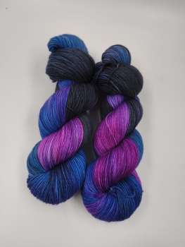 Die " Softe High Twist " Einöder Merino  Socke  *** Purple Blaues Avalon