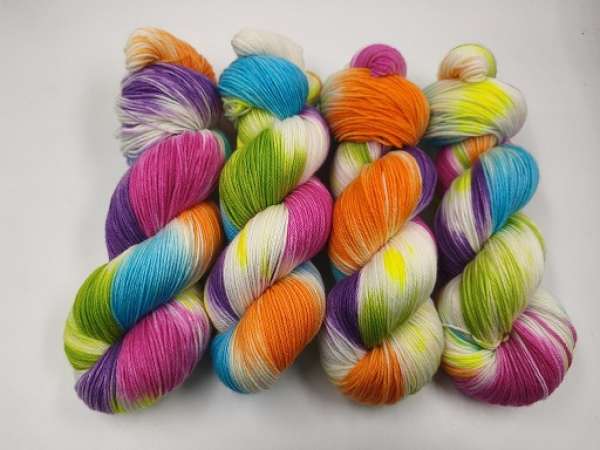 Monatsfärbung April 2026  ***  Einöder Merino  Socke  *** Grüße vom Osterhasen