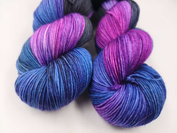 Die " Softe High Twist " Einöder Merino  Socke  *** Purple Blaues Avalon