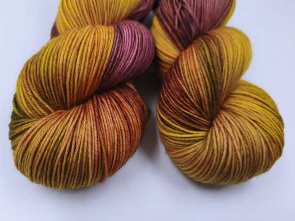 Die " Softe High Twist " Einöder Merino  Socke  *** Senfgelbe Pflaume