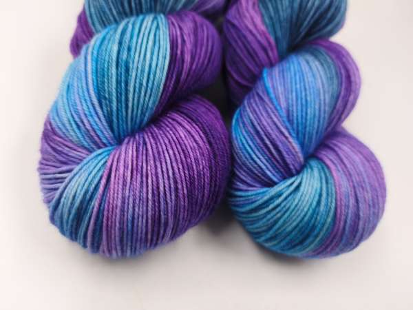 Die " Softe High Twist " Einöder Merino  Socke  *** Türkisblaues Purple