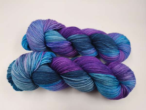 Die " Softe High Twist " Einöder Merino  Socke  *** Türkisblaues Purple